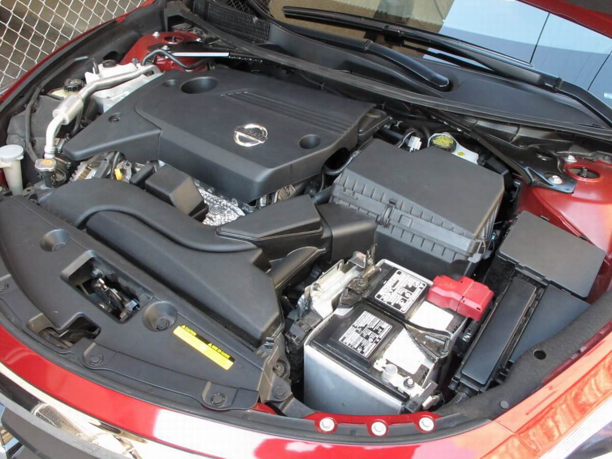 engine of new 2013 Nissan Altima