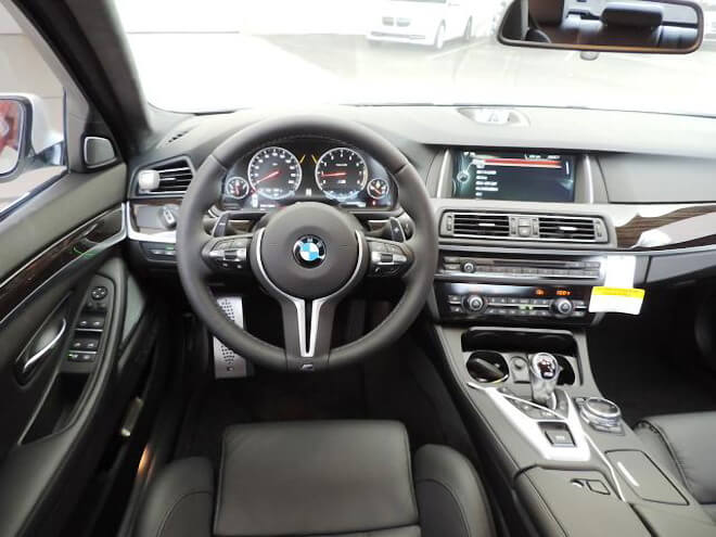2014 BMW M5 cockpit